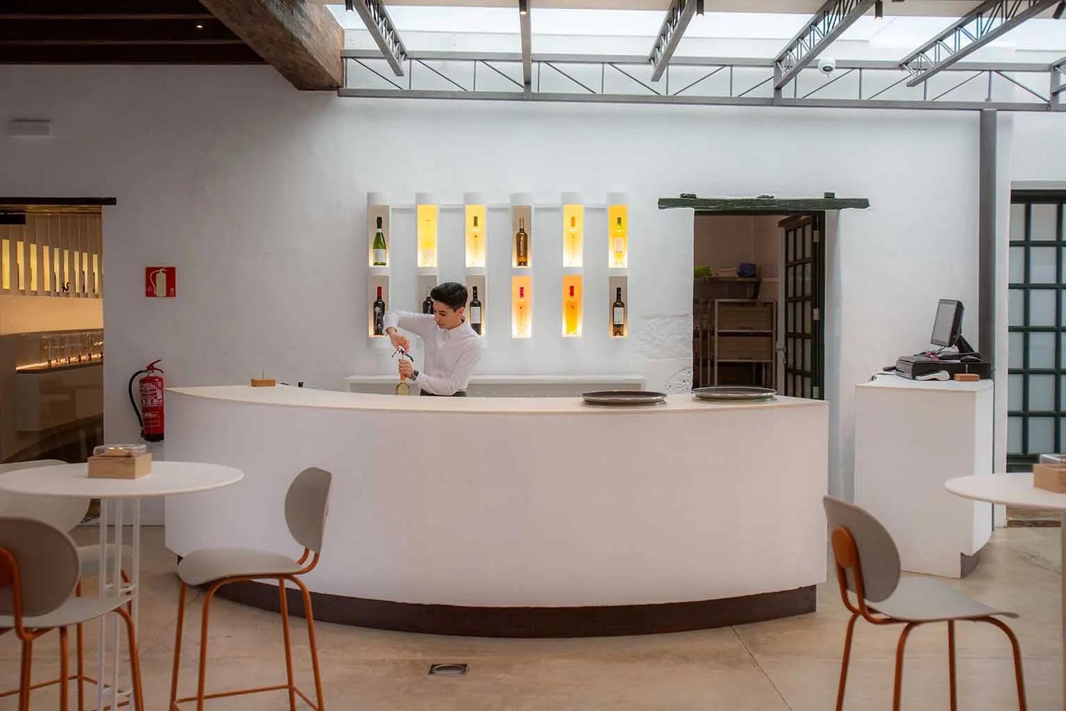 La imagen tiene un atributo ALT vacío; su nombre de archivo es 240118_El-Grifo_winebar_1018.jpg