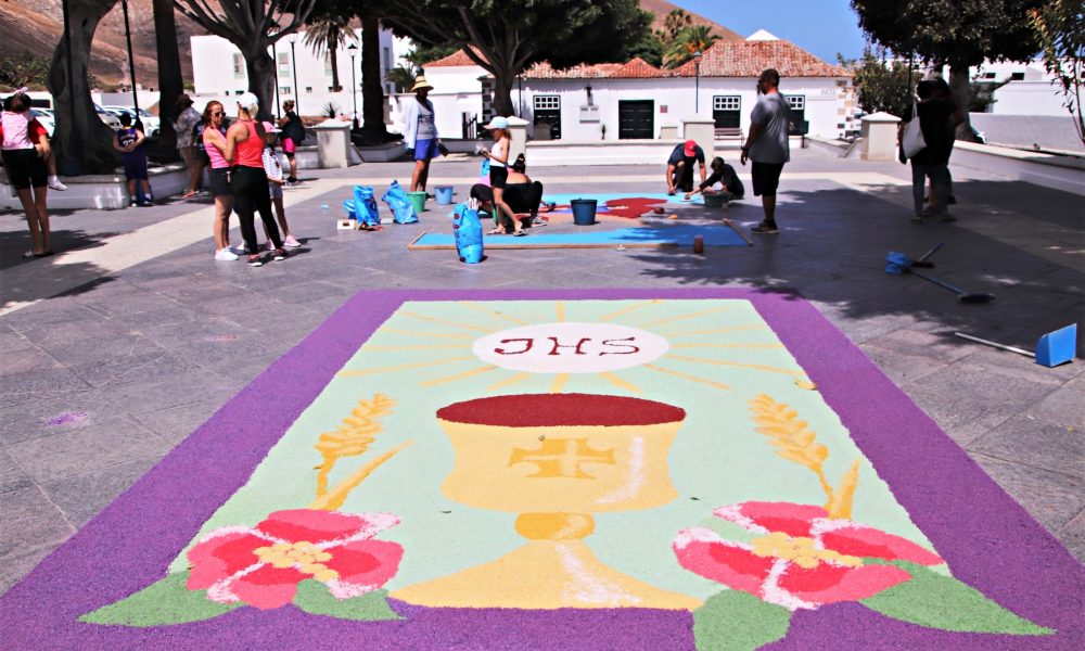 Yaiza convoca a su comunidad para la elaboración de las alfombras de sal