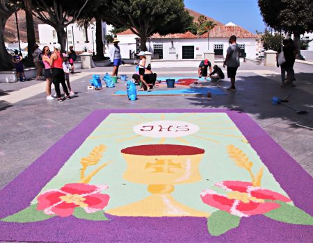 Yaiza convoca a su comunidad para la elaboración de las alfombras de sal