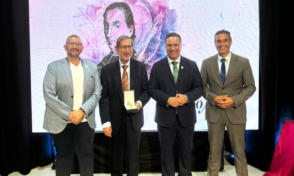 Rafael Curbelo, hijo predilecto de Haría, recibe el premio Viera y Clavijo 2023