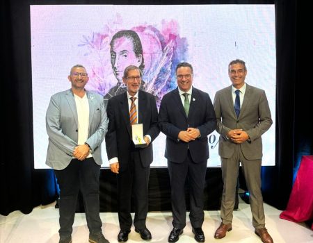 Rafael Curbelo, hijo predilecto de Haría, recibe el premio Viera y Clavijo 2023