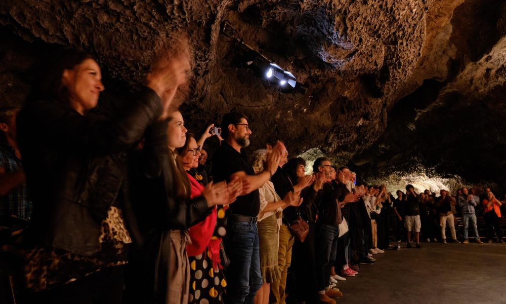 Santiago Auserón pone en pie al público del Auditorio Cueva de los Verdes