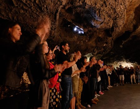 Santiago Auserón pone en pie al público del Auditorio Cueva de los Verdes