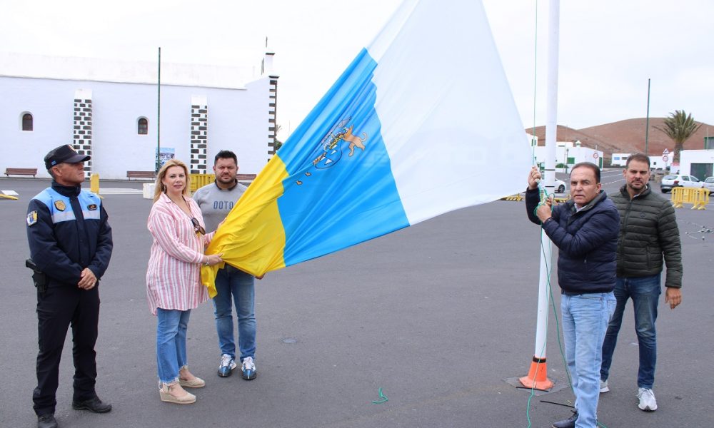  El izado de la bandera canaria en Tinajo arranca los actos por el Día de Canarias