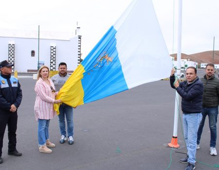  El izado de la bandera canaria en Tinajo arranca los actos por el Día de Canarias