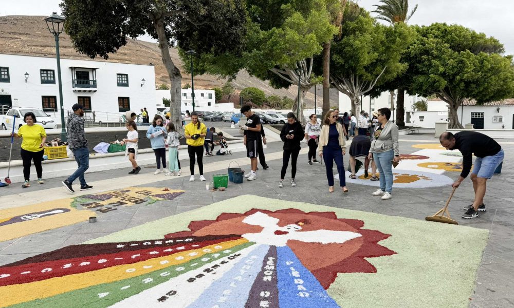Las alfombras de sal embellecen la festividad del Corpus en Yaiza