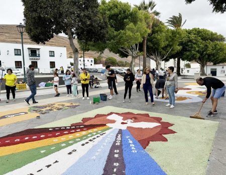Las alfombras de sal embellecen la festividad del Corpus en Yaiza