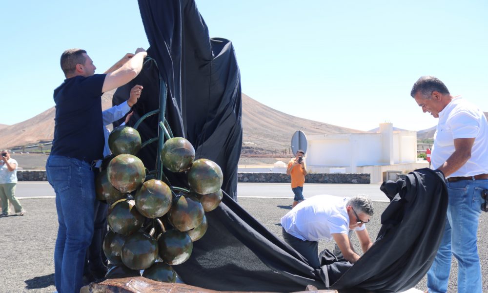 La escultura “Reflejos de La Geria” en Uga