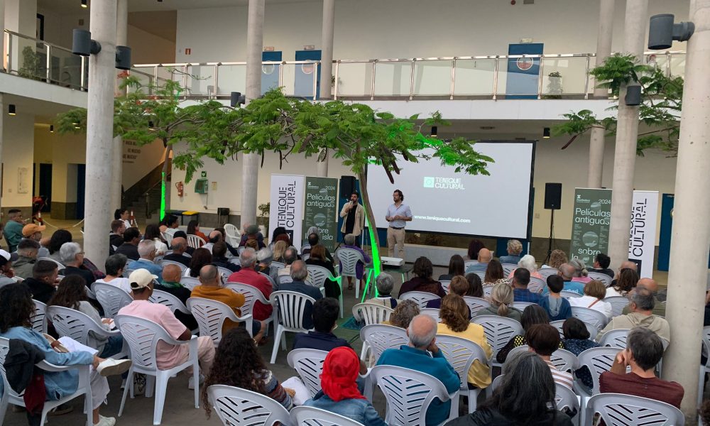 La proyección de imágenes antiguas sobre la vida cotidiana de la Isla encantó a Arrecife 