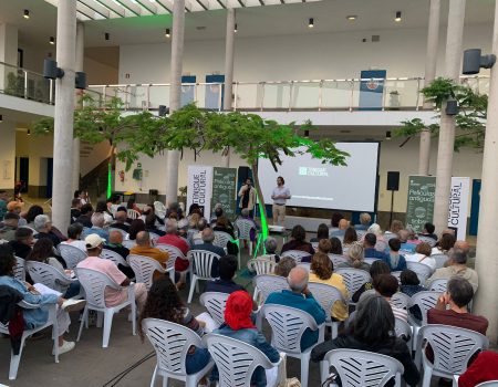 La proyección de imágenes antiguas sobre la vida cotidiana de la Isla encantó a Arrecife 