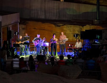La visita nocturna a Cueva Pintada recibe a ‘Faneroque Folk’