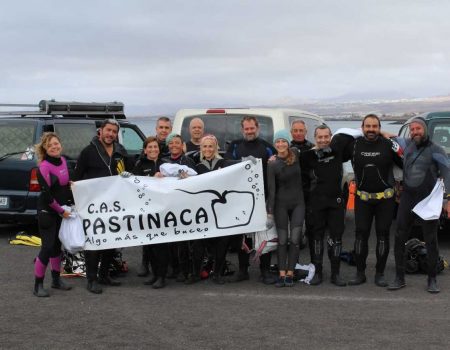 El Ayuntamiento, Pastinaca y Club Marilines limpian los fondos de la marina de Arrecife