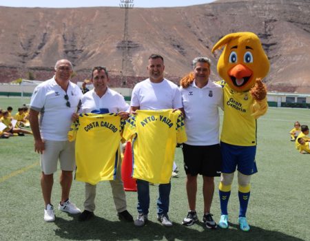 Ochenta niños disfrutan en Yaiza de su experiencia futbolística de la mano de la UD Las Palmas