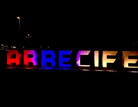 El Ayuntamiento ilumina el nombre de Arrecife con los colores de Venezuela