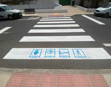 El Ayuntamiento refuerza la señalización en las áreas educativas y de ocio de Costa Teguise para garantizar la seguridad