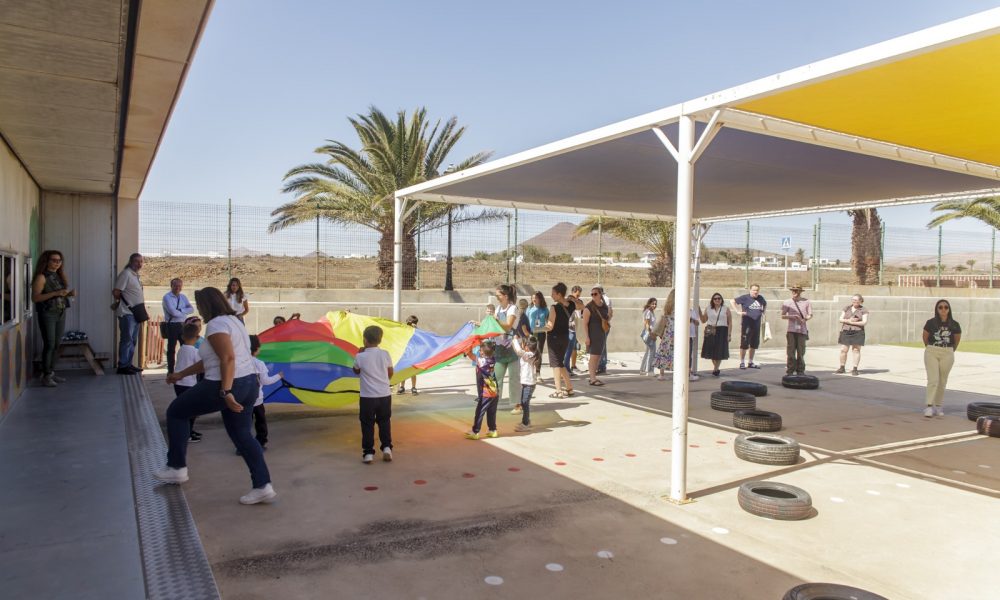en el municipio con el techado de la cancha deportiva en el CEIP de Costa Teguise 