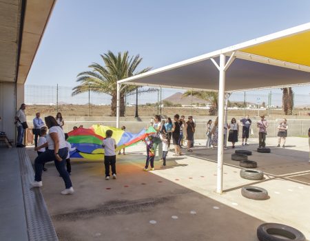 en el municipio con el techado de la cancha deportiva en el CEIP de Costa Teguise 