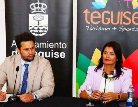 Teguise renueva el equipamiento deportivo en las canchas del municipio El Ayuntamiento ha abierto un proceso de licitación para la adquisición del material, cuyo plazo estará abierto hasta el 23 de septiembre 18 de septiembre de 2024. El Ayuntamiento de Teguise, a través de la Concejalía de Deportes y Participación Ciudadana, llevará a cabo el proceso de renovación del equipamiento deportivo de las canchas del municipio. El presupuesto previsto es de 58.300 euros y permitirá renovar hasta 14 elementos distintos. Con esta iniciativa, se mejoran las condiciones en las que los deportistas de nuestro municipio, especialmente jóvenes y menores, realizan sus actividades, tanto en el interior de los pabellones, como en las canchas de exterior. El concejal del Área, Alejandro Doblado, pone de relieve que cada vez más jóvenes y usuarios de todas las edades optan por practicar deporte en nuestras instalaciones municipales. “Nuestra obligación es mantener y mejorar las condiciones en las que se desarrolla la amplia variedad de oferta deportiva municipal, para que esta tendencia siga una línea ascendente que involucre cada vez a más personas, pensando especialmente en las familias y en contribuir a enriquecer la calidad de vida de los vecinos de Teguise,” matiza el concejal. La alcaldesa de Teguise, Olivia Duque, destaca el compromiso permanente del Ayuntamiento con el deporte y sus valores, animando a los vecinos y a las vecinas, especialmente a los más jóvenes, a disfrutar de la actividad física como parte importante de su formación personal. Las condiciones de la licitación pueden consultarse en la Plataforma de Contratación del Estado, Se prevé el suministro de 200 protectores de suelo tipo tatami; nueve banquillos de fútbol para exterior; cuatro juegos de banderines de corner; 10 bases protectoras de baloncesto; 10 tableros de baloncesto; un marcador electrónico para el terrero de lucha de Tao; dos marcadores electrónicos portátiles para baloncesto o balonmano; un kit marcador eléctrico de dos marcadores de 24 segundos; dos barras profesionales de gimnasia y danza; dos porterías de balonmano o fútbol para exteriores; un protector para el terrero de lucha de La Graciosa; 47 redes varias para baloncesto, fútbol y balonmano; 50 focos led para pabellones; y 960 metros cuadrados para protección trasera de porterías.