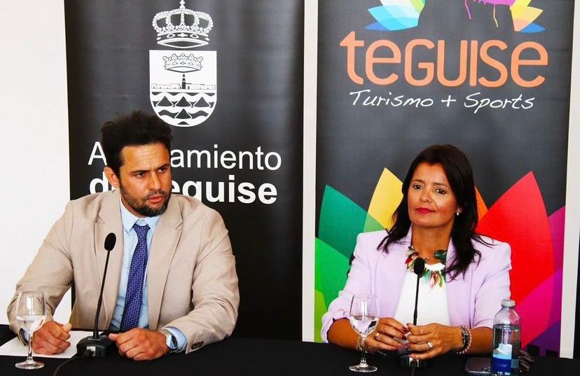 Teguise renueva el equipamiento deportivo en las canchas del municipio El Ayuntamiento ha abierto un proceso de licitación para la adquisición del material, cuyo plazo estará abierto hasta el 23 de septiembre 18 de septiembre de 2024. El Ayuntamiento de Teguise, a través de la Concejalía de Deportes y Participación Ciudadana, llevará a cabo el proceso de renovación del equipamiento deportivo de las canchas del municipio. El presupuesto previsto es de 58.300 euros y permitirá renovar hasta 14 elementos distintos. Con esta iniciativa, se mejoran las condiciones en las que los deportistas de nuestro municipio, especialmente jóvenes y menores, realizan sus actividades, tanto en el interior de los pabellones, como en las canchas de exterior. El concejal del Área, Alejandro Doblado, pone de relieve que cada vez más jóvenes y usuarios de todas las edades optan por practicar deporte en nuestras instalaciones municipales. “Nuestra obligación es mantener y mejorar las condiciones en las que se desarrolla la amplia variedad de oferta deportiva municipal, para que esta tendencia siga una línea ascendente que involucre cada vez a más personas, pensando especialmente en las familias y en contribuir a enriquecer la calidad de vida de los vecinos de Teguise,” matiza el concejal. La alcaldesa de Teguise, Olivia Duque, destaca el compromiso permanente del Ayuntamiento con el deporte y sus valores, animando a los vecinos y a las vecinas, especialmente a los más jóvenes, a disfrutar de la actividad física como parte importante de su formación personal. Las condiciones de la licitación pueden consultarse en la Plataforma de Contratación del Estado, Se prevé el suministro de 200 protectores de suelo tipo tatami; nueve banquillos de fútbol para exterior; cuatro juegos de banderines de corner; 10 bases protectoras de baloncesto; 10 tableros de baloncesto; un marcador electrónico para el terrero de lucha de Tao; dos marcadores electrónicos portátiles para baloncesto o balonmano; un kit marcador eléctrico de dos marcadores de 24 segundos; dos barras profesionales de gimnasia y danza; dos porterías de balonmano o fútbol para exteriores; un protector para el terrero de lucha de La Graciosa; 47 redes varias para baloncesto, fútbol y balonmano; 50 focos led para pabellones; y 960 metros cuadrados para protección trasera de porterías.