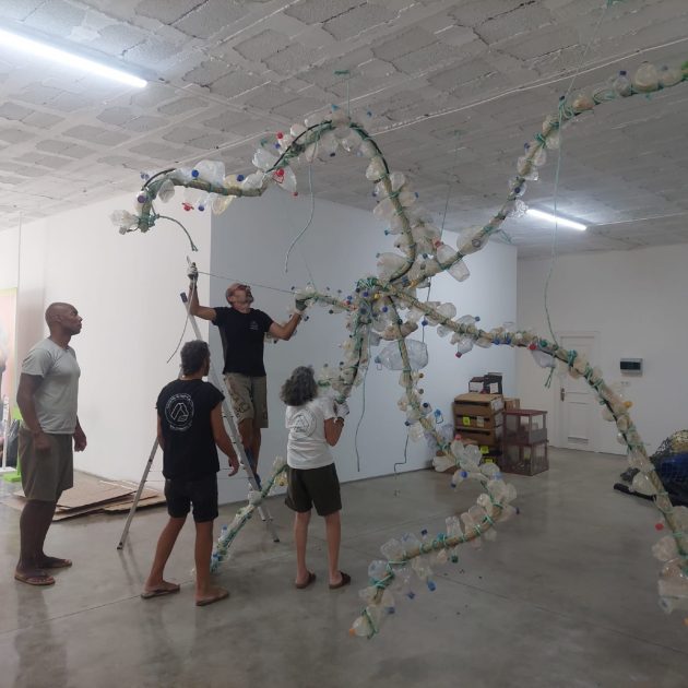 Una instántanea del equipo de Papacría montando la sala Voces del Territorio