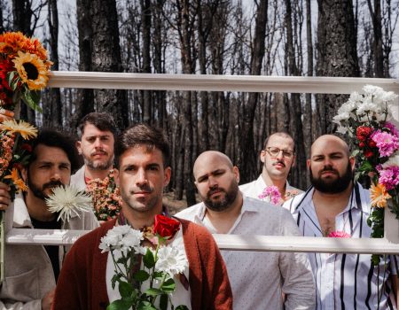 Los Premios Canarios de la Música Anuncian sus Nominados en la VI Edición Fuerteventura, 30 de octubre de 2024 — La VI edición de los Premios Canarios de la Música ha revelado hoy los 43 nominados seleccionados de un total de 283 propuestas. Este reconocimiento busca honrar a los artistas más destacados de la música canaria durante el 2024. La ceremonia se llevará a cabo el 1 de diciembre en el Palacio de Congresos y Exposiciones de Fuerteventura. El jurado, compuesto por 70 miembros —ganadores de ediciones anteriores y figuras reconocidas del sector musical— ha realizado un exhaustivo trabajo para seleccionar a los nominados en 15 categorías, que incluyen: Mejor Canción Mejor Disco de Pop Mejor Disco de Jazz Mejor Disco de Músicas Urbanas Mejor Disco de Músicas de Raíz Mejor Disco de Rock Mejor Estudio de Grabación Mejor Diseño Mejor Videoclip Mejor Artista Revelación Mejor Programación Musical Mejor Técnico de Sonido Mejor Labor de Difusión Mejor Labor en Músicas Clásicas Premio de Honor Principales Nominados Entre los artistas nominados se encuentran Hirahi Afonso, Pedro Guerra, Valeria Castro, Efecto Pasillo, Arístides Moreno, Yul Ballesteros, Quevedo, Said Muti y Sara Socas. Mejor Canción del Año En la categoría de Mejor Canción, destacan temas como "Lo Puro" de Hirahi Afonso y "Loco" de Pedro Guerra y Bunbury, que resaltan la rica tradición musical canaria. Mejor Disco de Pop Efecto Pasillo y su disco "Los Reyes del Mambo", junto a Pedro Guerra con "Parceiros Vol. 1", son algunos de los nominados en Mejor Disco de Pop. Mejor Disco de Jazz Artistas como Aciz y Tana Santana compiten por el título de Mejor Disco de Jazz, explorando nuevas fronteras en la música. Mejor Disco de Músicas Urbanas La categoría de Músicas Urbanas ha cobrado fuerza, con nominaciones para Quevedo y Sara Socas, quienes reflejan la energía juvenil de la música canaria. Gala de Premios La gala de los Premios Canarios de la Música es un evento emblemático que promueve y celebra la cultura musical de las Islas Canarias. Además, el Premio de Honor, que reconoce la trayectoria de un músico destacado, será revelado el 11 de noviembre. Organización y Colaboradores Este evento es organizado por el Gobierno de Canarias y la Radio Canaria, con el apoyo del Cabildo de Fuerteventura. La producción está a cargo del Instituto Canario de Desarrollo Cultural y la Asociación de los Premios Canarios de la Música, patrocinados por Tropical y Munchitos. Para más información sobre los nominados y la gala, visita la página oficial de los Premios Canarios de la Música. Este texto está estructurado para facilitar el acceso a la información y está optimizado con palabras clave relevantes para mejorar el posicionamiento en los motores de búsqueda. ¡Espero que te sea útil! ChatGPT puede cometer errores. Considera v