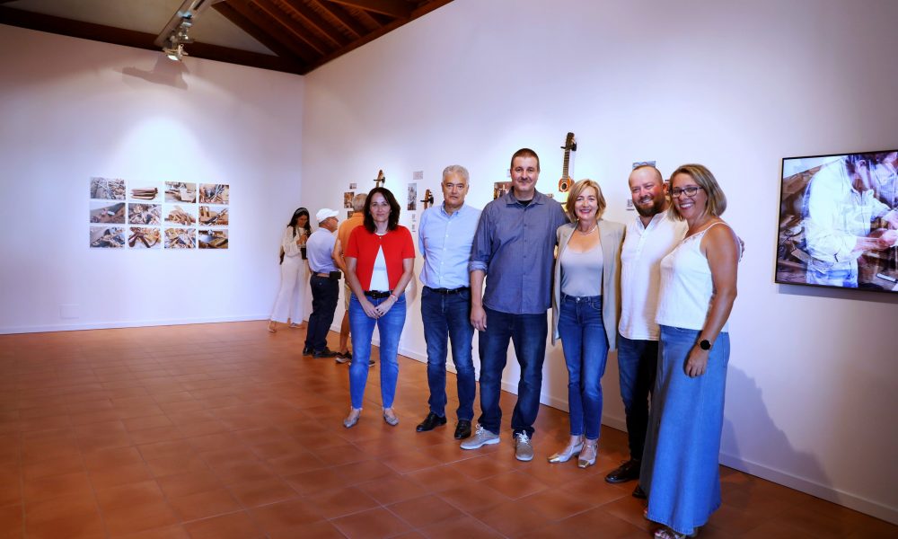 Tías inaugura la exposición: “El Timple, ecos de identidad”