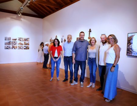 Tías inaugura la exposición: “El Timple, ecos de identidad”