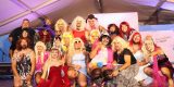 Explosión de alegría en la parodia de Los Misses que corona a Miss Eustaquia la de la Esquina