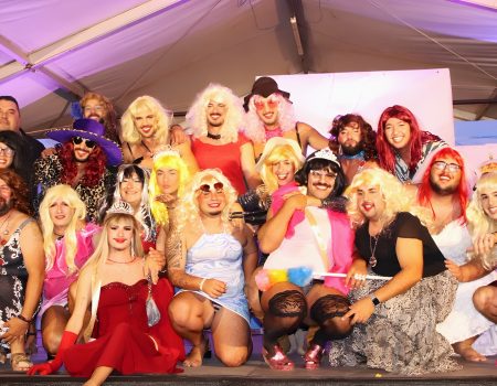 Explosión de alegría en la parodia de Los Misses que corona a Miss Eustaquia la de la Esquina