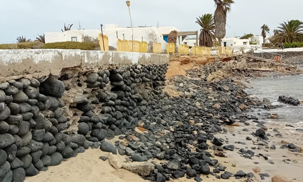 Recuperación del muro de Pedro Barba, en La Graciosa