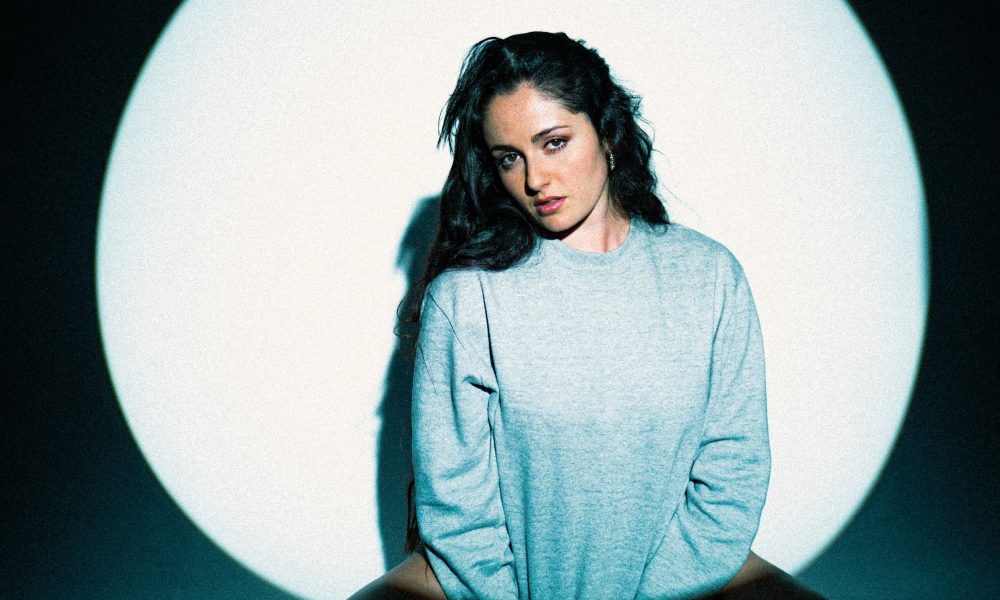 Caluu C. regresa con su nuevo hit "Luna"