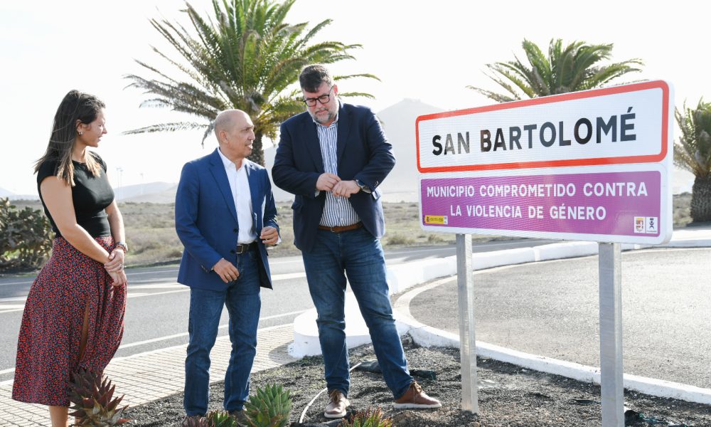 San Bartolomé inaugura sus señales como primer ‘municipio comprometido contra la violencia de género’ dentro de sus actos para el 25-N