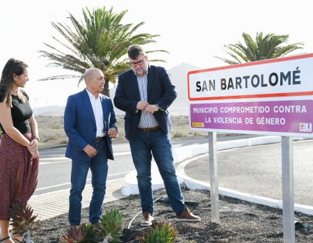 San Bartolomé inaugura sus señales como primer ‘municipio comprometido contra la violencia de género’ dentro de sus actos para el 25-N