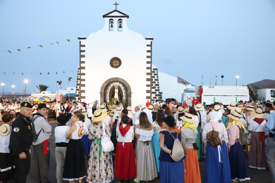 La Virgen de Los Dolores, frente a su ermita