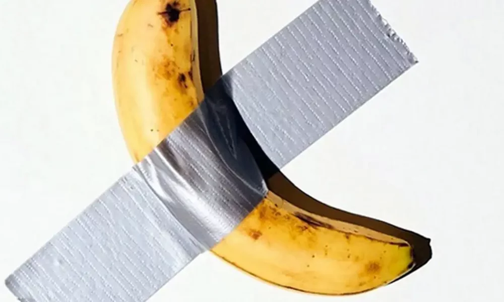 El plátano pegado con cinta adhesiva