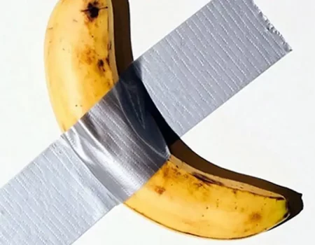 El plátano pegado con cinta adhesiva