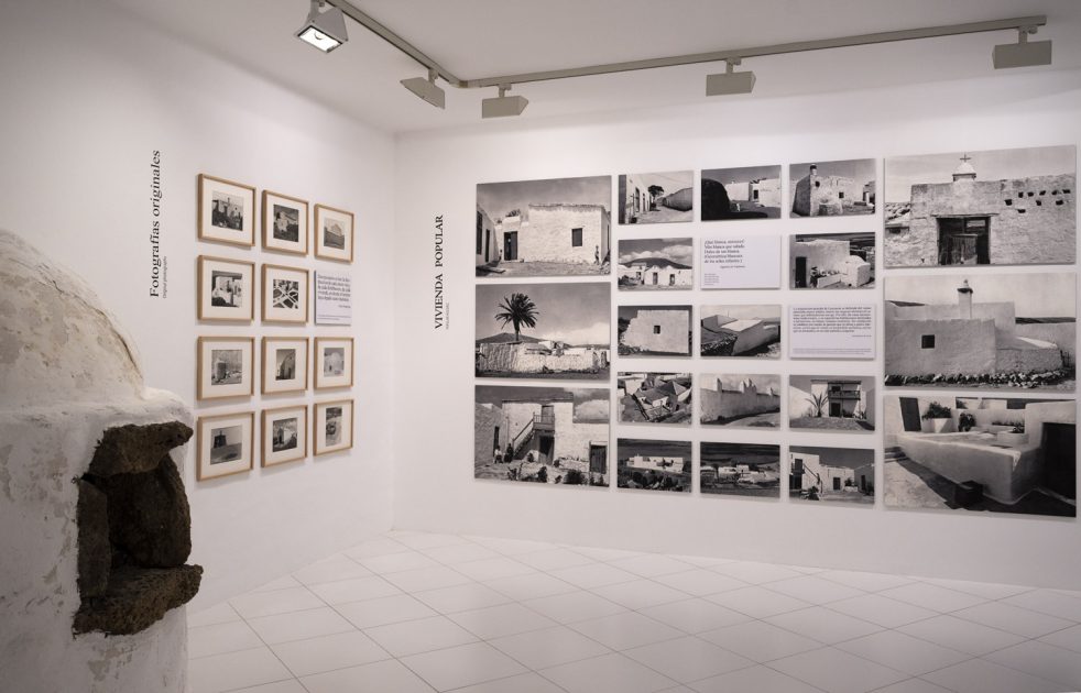 Imágenes de la exposición, junto a uno de los elementos arquitectónicos recreados