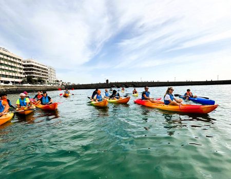 Piraguas por la Marina de Arrecife por San Ginés