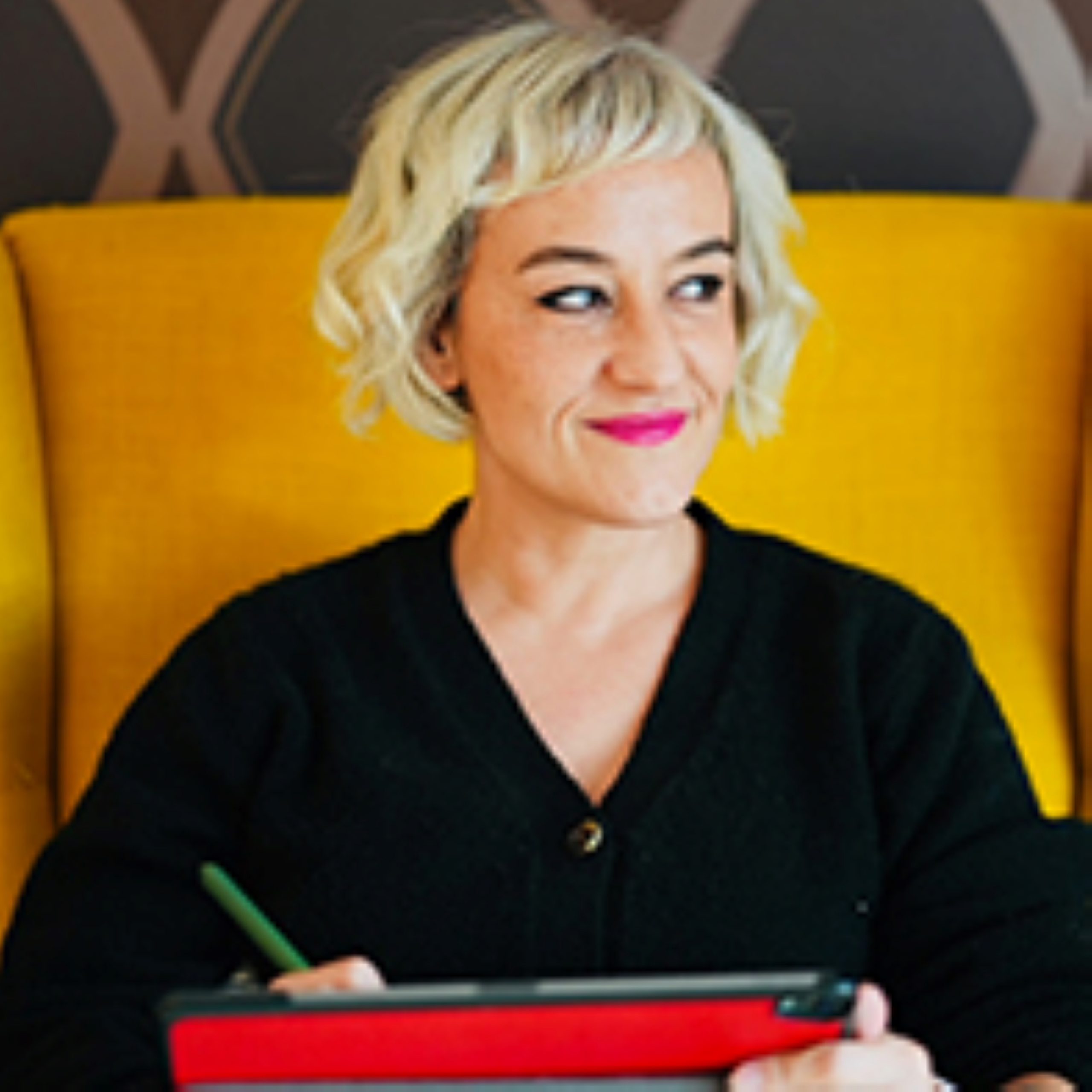 La ilustradora catalana Gisela Navarro presenta en la Biblioteca Insular su álbum 'Brillantes y olvidadas', que rescata el arrebatador universo de Maruja Mallo