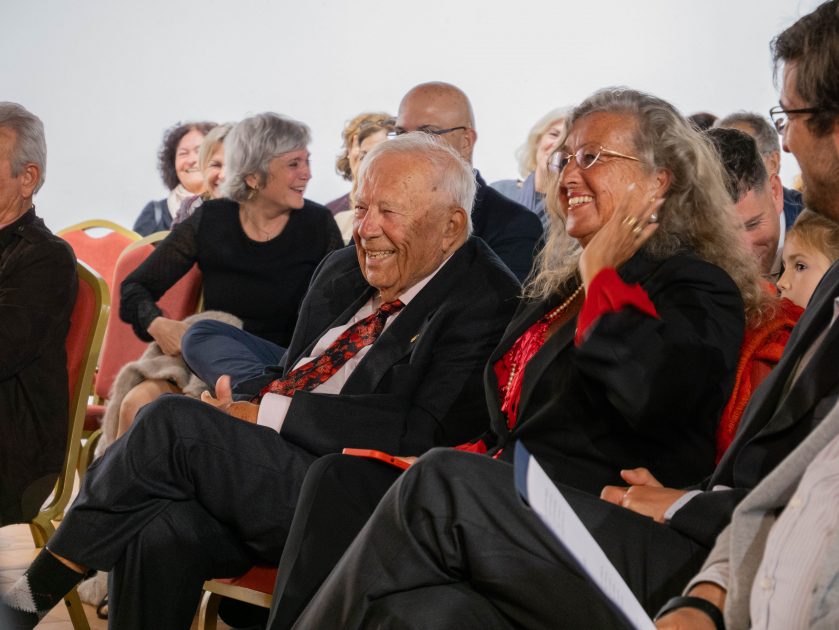 Wolfredo Wildpret y su mujer, siguiendo las intervenciones durante el acto