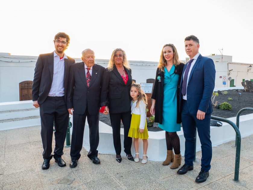 Wildpret junto a su familia, en el jardín canario