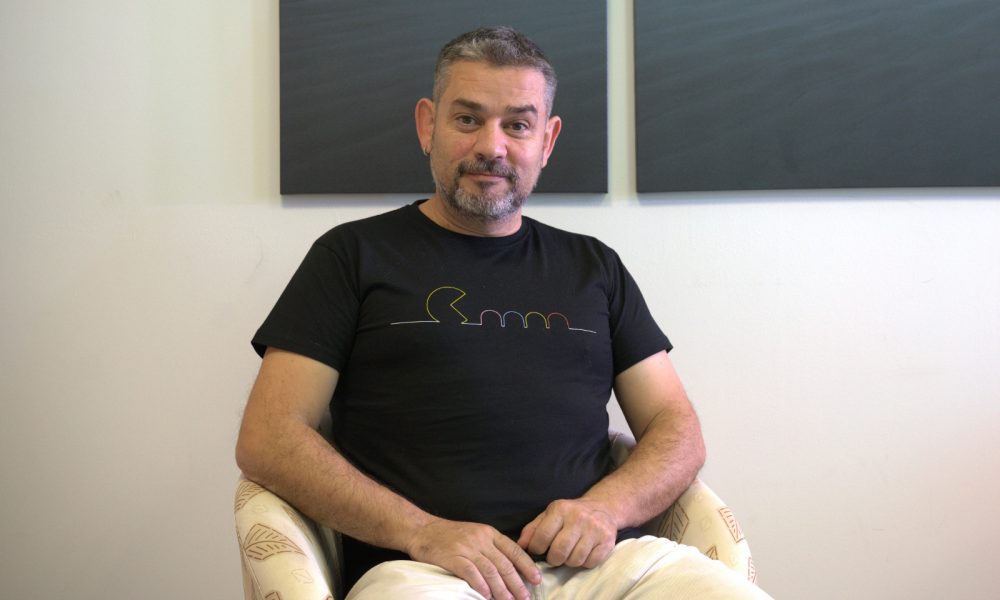 Antonio Daniel García Orellana, con la camiseta de la obra que llevarán a El Almacén.