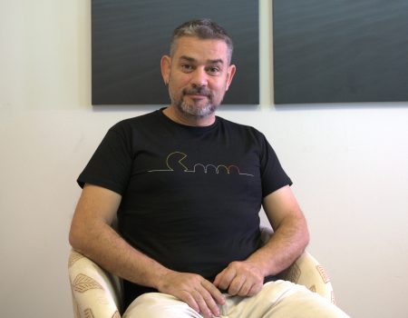 Antonio Daniel García Orellana, con la camiseta de la obra que llevarán a El Almacén.