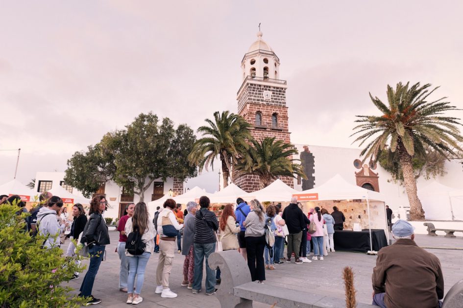 Colas de público en las casetas de la pasada edición de la Fiera del Libro.
