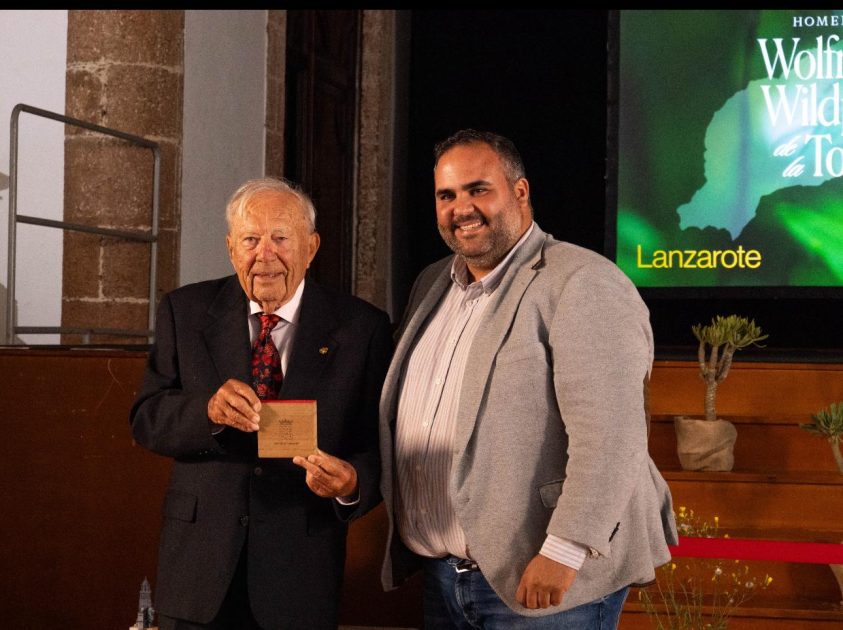 Samuel Martín entrega a Wildpret la Medalla Pancho Lasso