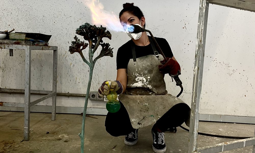 La artista Rut Cavero, dando forma a una de sus obras en su taller.