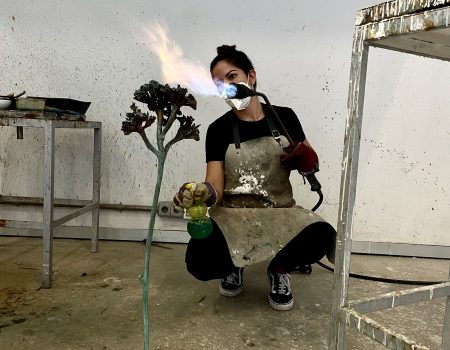 La artista Rut Cavero, dando forma a una de sus obras en su taller.