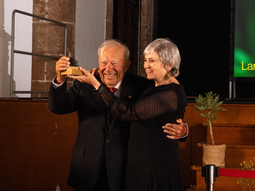 Ana Carrasco entrega a Wildpret el galardón conmemorativo de la Reserva de la Biosfera, un tajinaste rojo