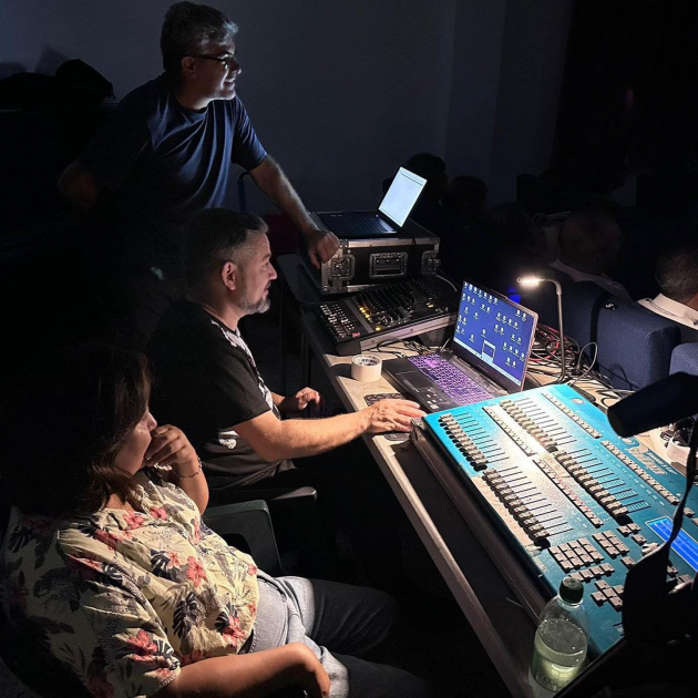 Trabajando desde la trastienda durante una producción teatral