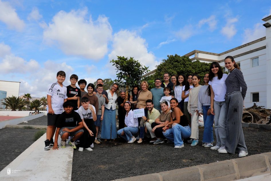 Plantación de tarajales y ficus en el IES Tías